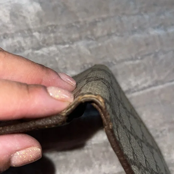 Preloved Gucci wallet good condition has some wear on folds n little on corner. - Picture 13 of 14